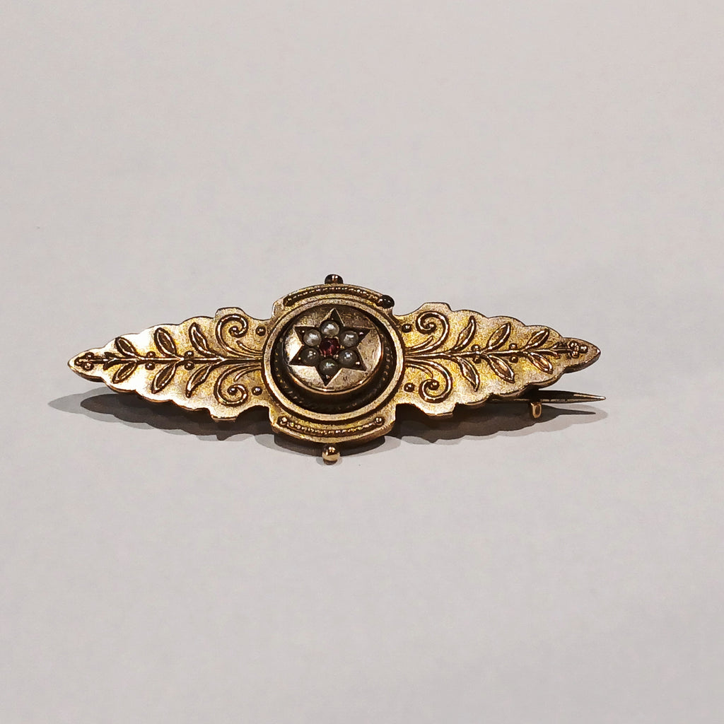 9YG 2.6G SEED PEARL & GARNET BAR BROOCH