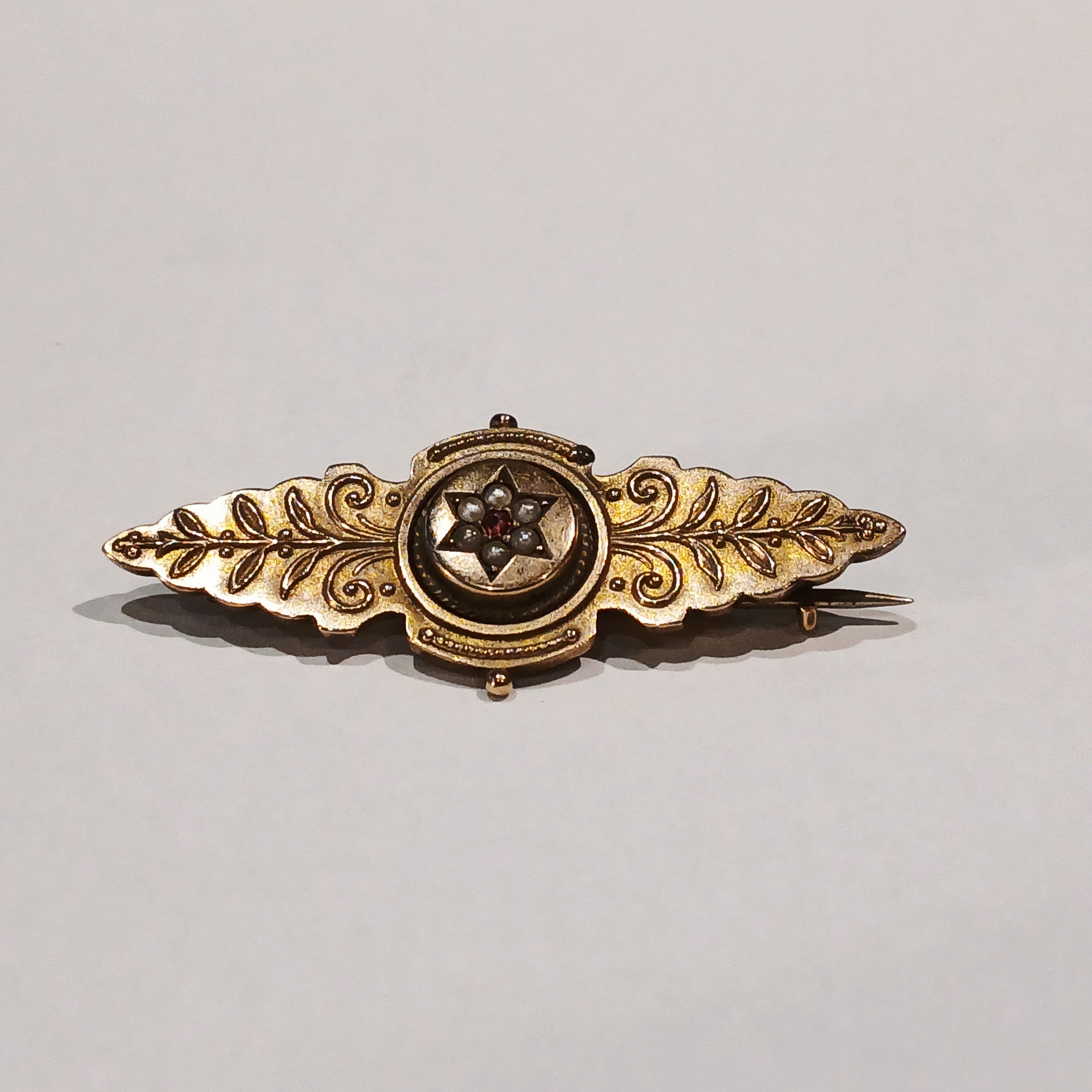 9YG 2.6G SEED PEARL & GARNET BAR BROOCH