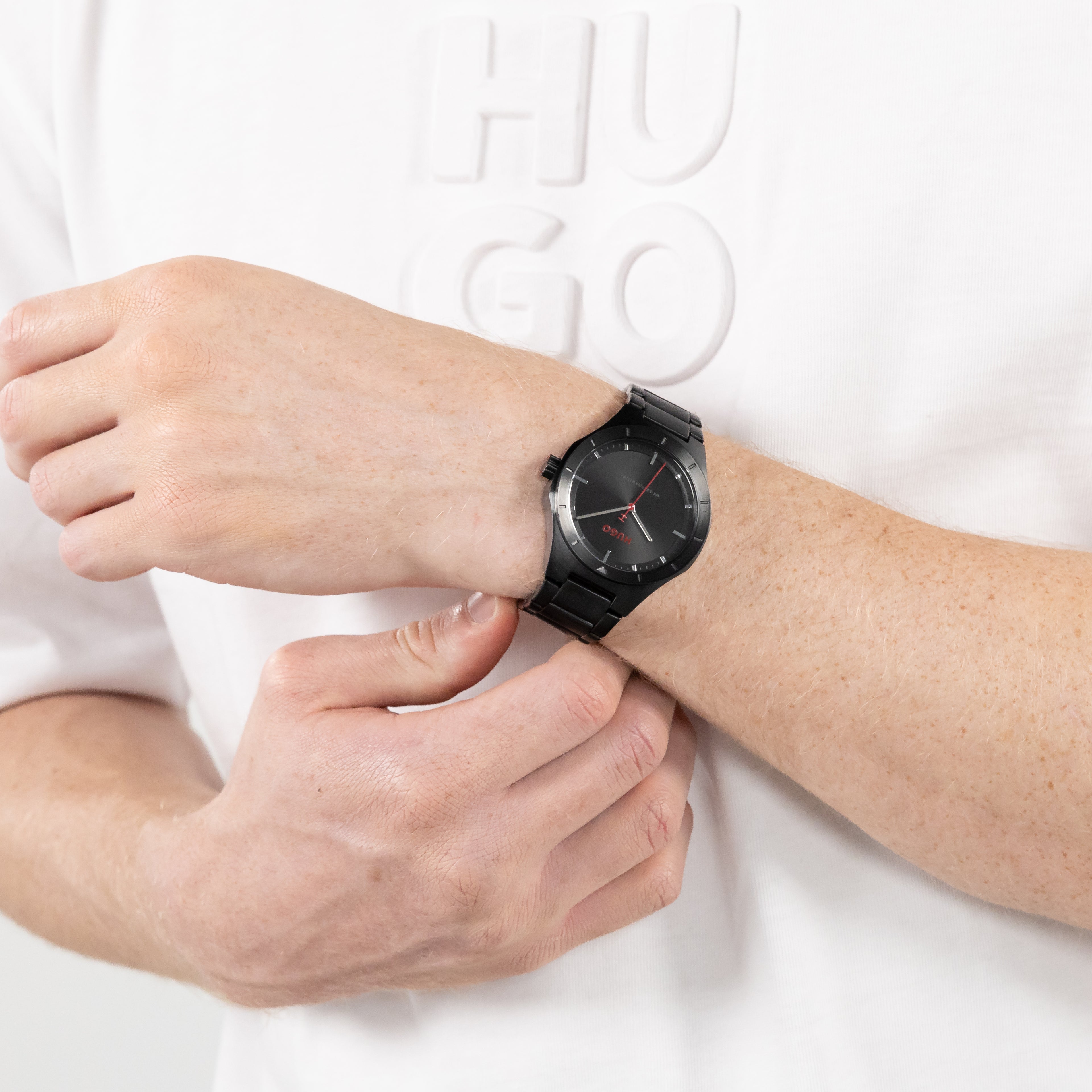 1530450 | GENTS SS BLACK PVD HUGO RND BLK RED SEC HAND DL. WR BW
