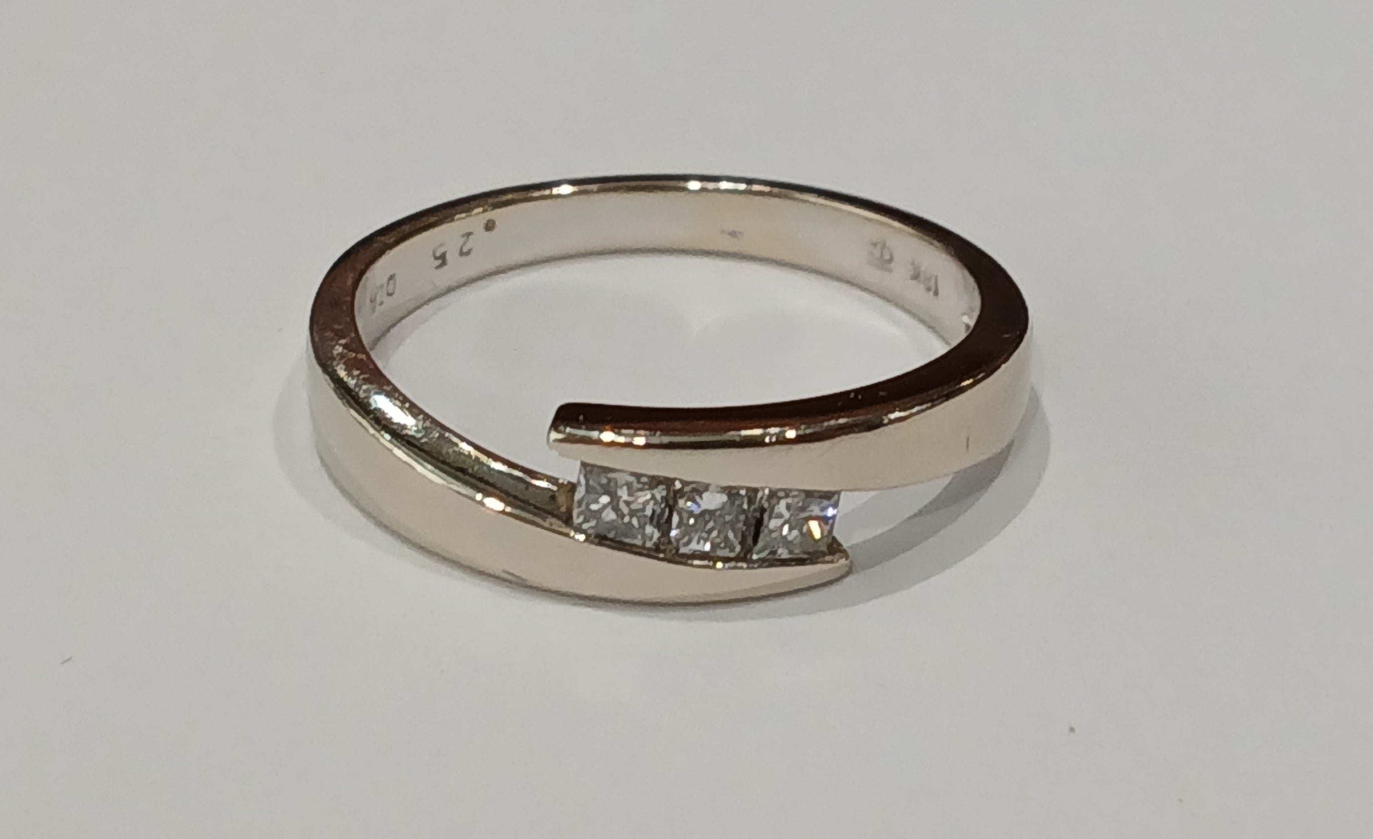 18WG 3.1G 3 P/C DIA XCROSS OVER RING - "O" - | PREOWNED