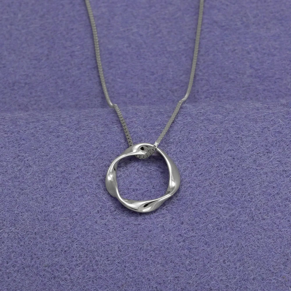 SILVER TWISTING OPEN CIRCLE PENDANT & CHAIN | 39266