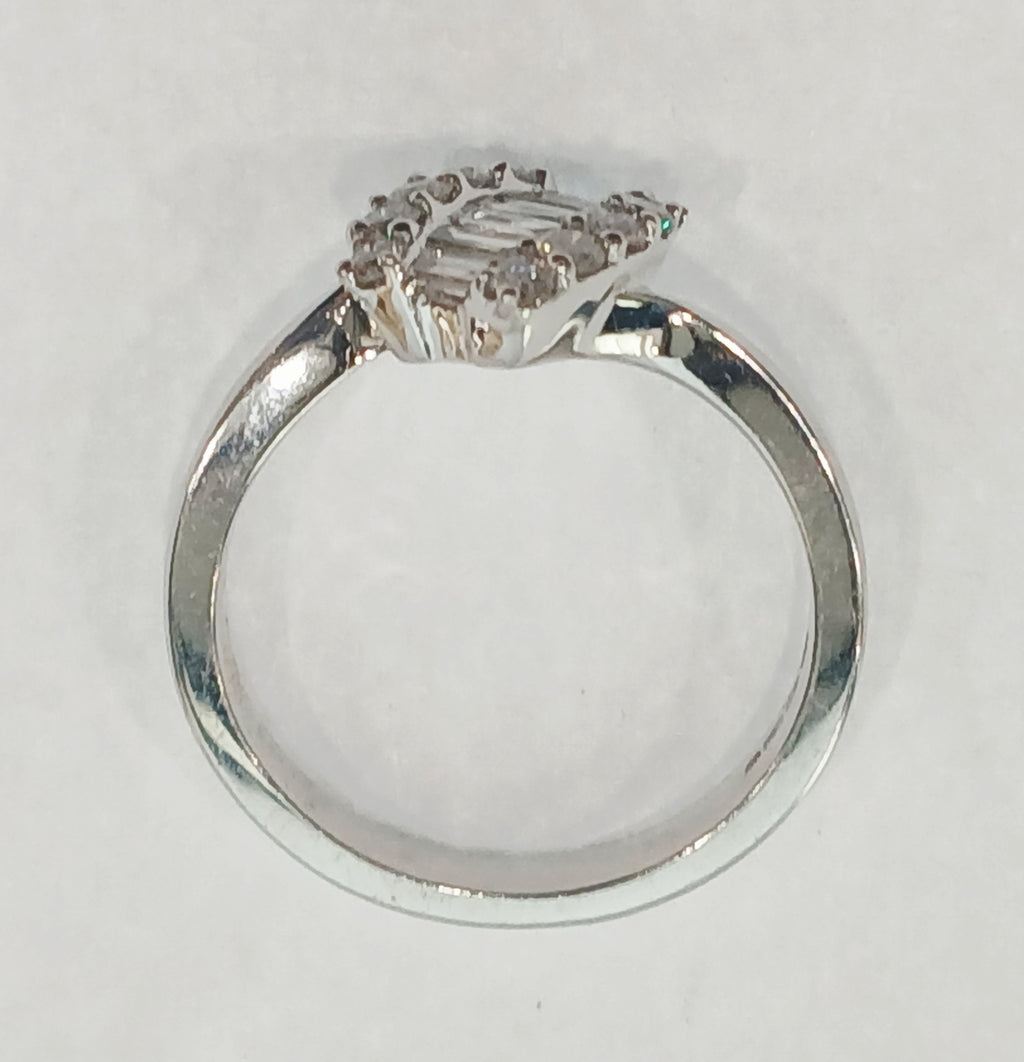 18WG 3.3G 0.37CT BAGUETTE & ROUND DIAMOND TWIST STYLE RING J | PRE OWNED