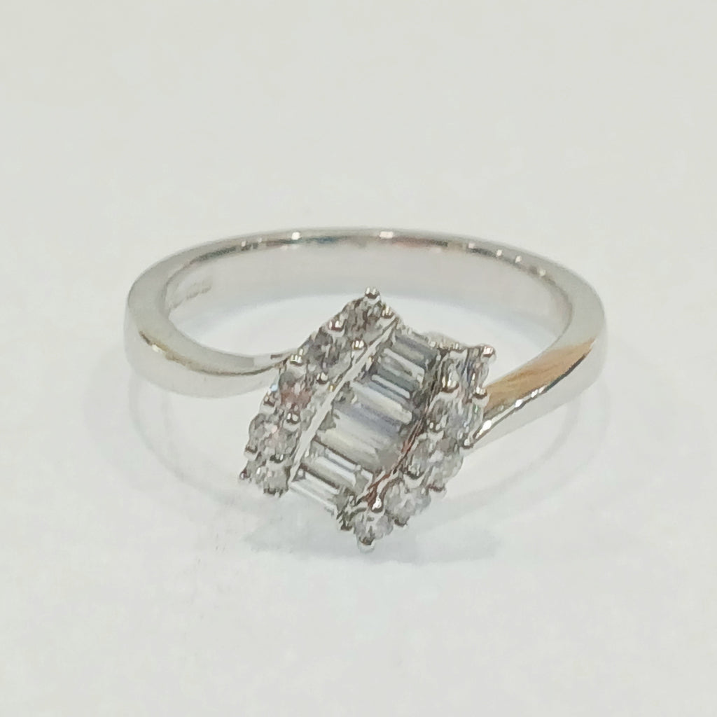 18WG 3.3G 0.37CT BAGUETTE & ROUND DIAMOND TWIST STYLE RING J | PRE OWNED
