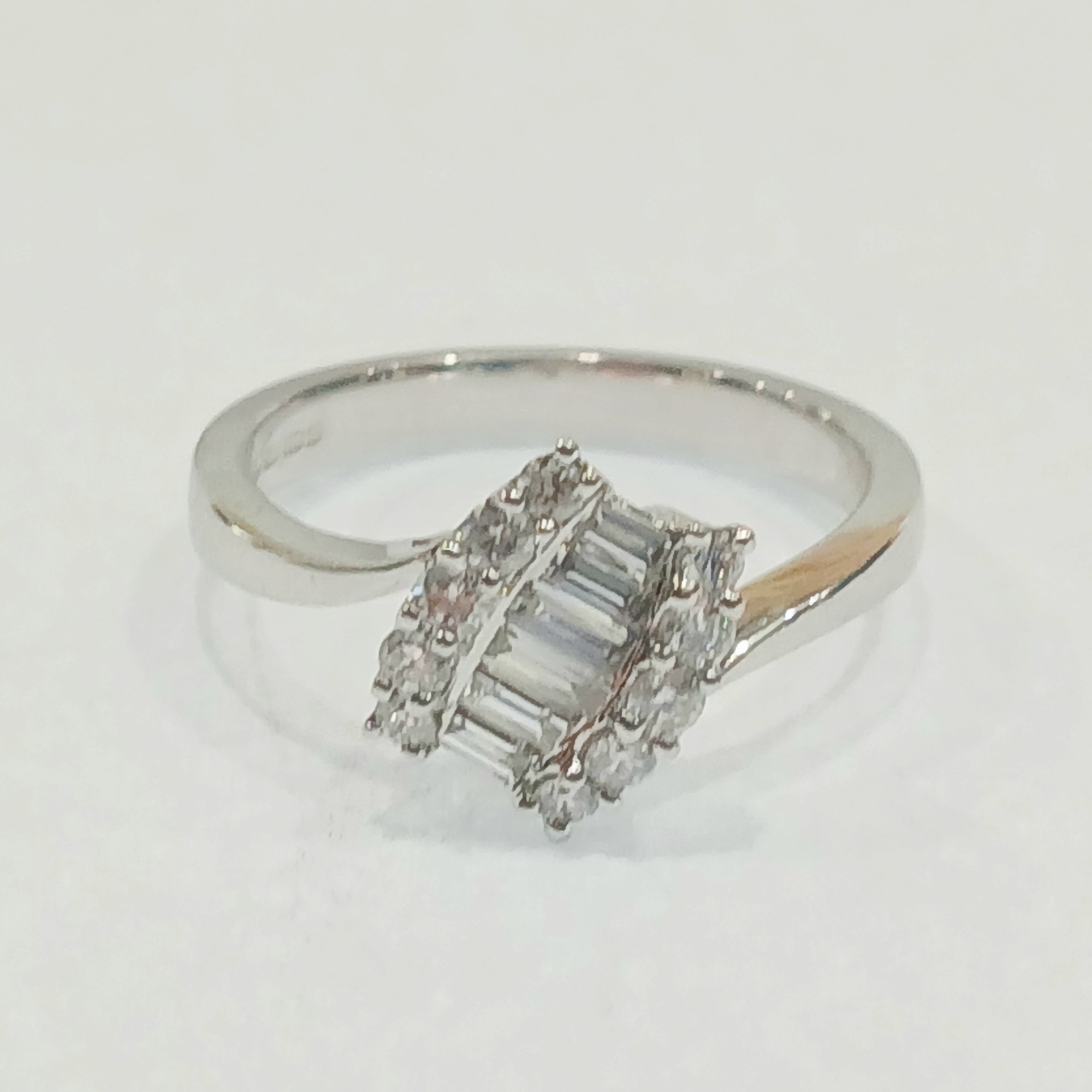 18WG 3.3G 0.37CT BAGUETTE & ROUND DIAMOND TWIST STYLE RING J | PRE OWNED
