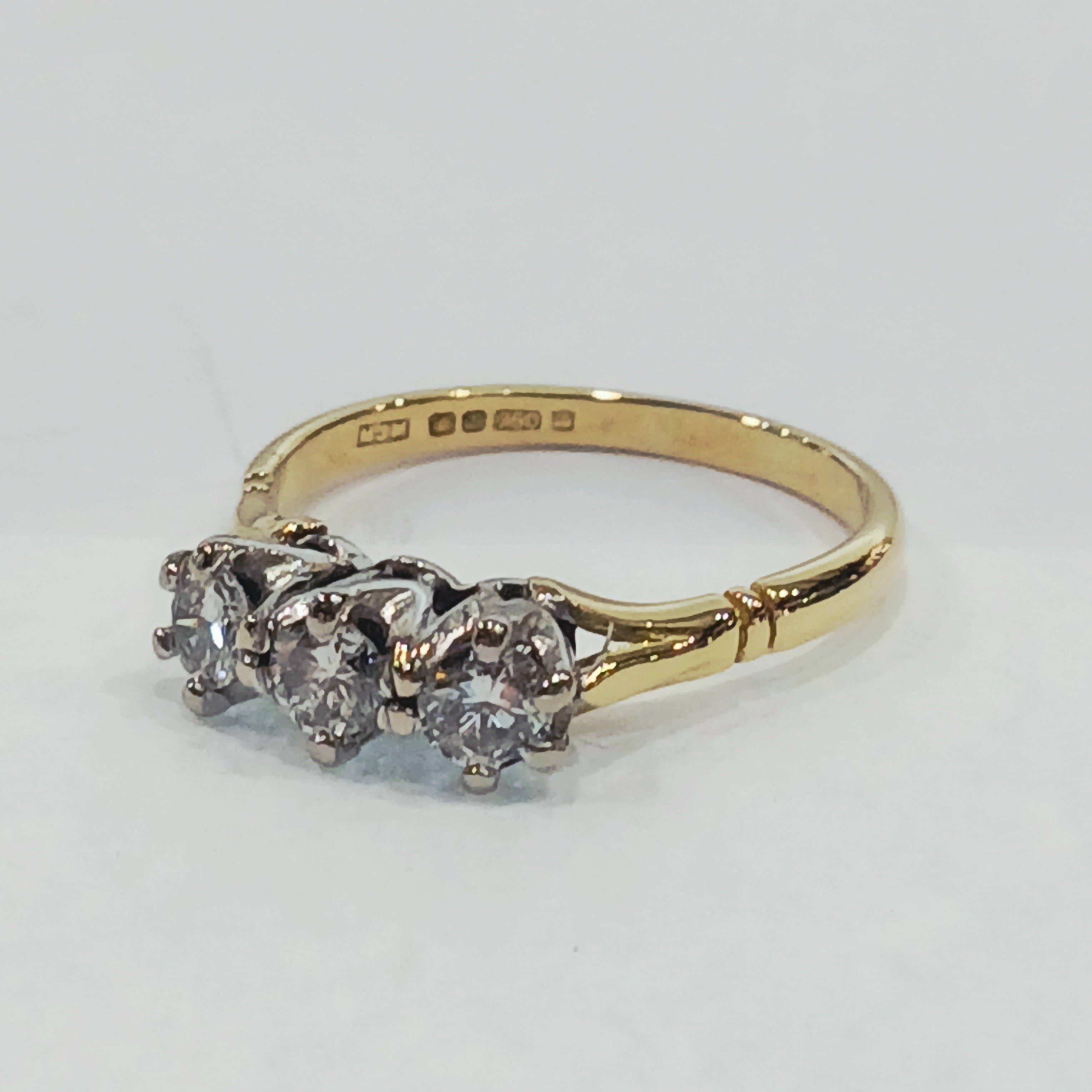 18YG 3.4G 0.50CT ROUND DIAMOND TRILOGY RING N | PRE OWNED