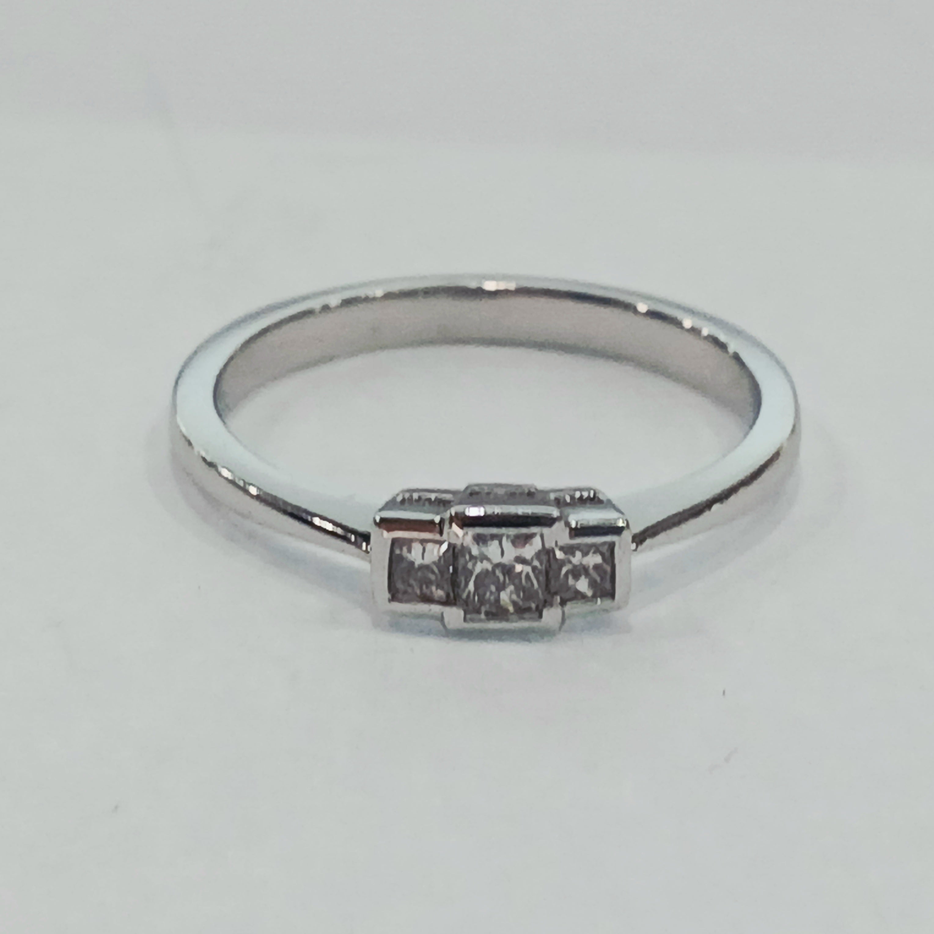18WG 3.1G 3 PRINCESS CUT DIAMOND TRILOGY RING P | PRE OWNED