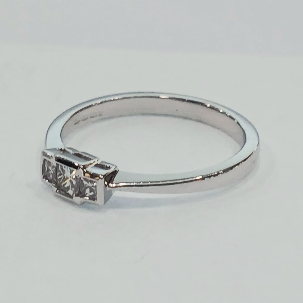 18WG 3.1G 3 PRINCESS CUT DIAMOND TRILOGY RING P | PRE OWNED