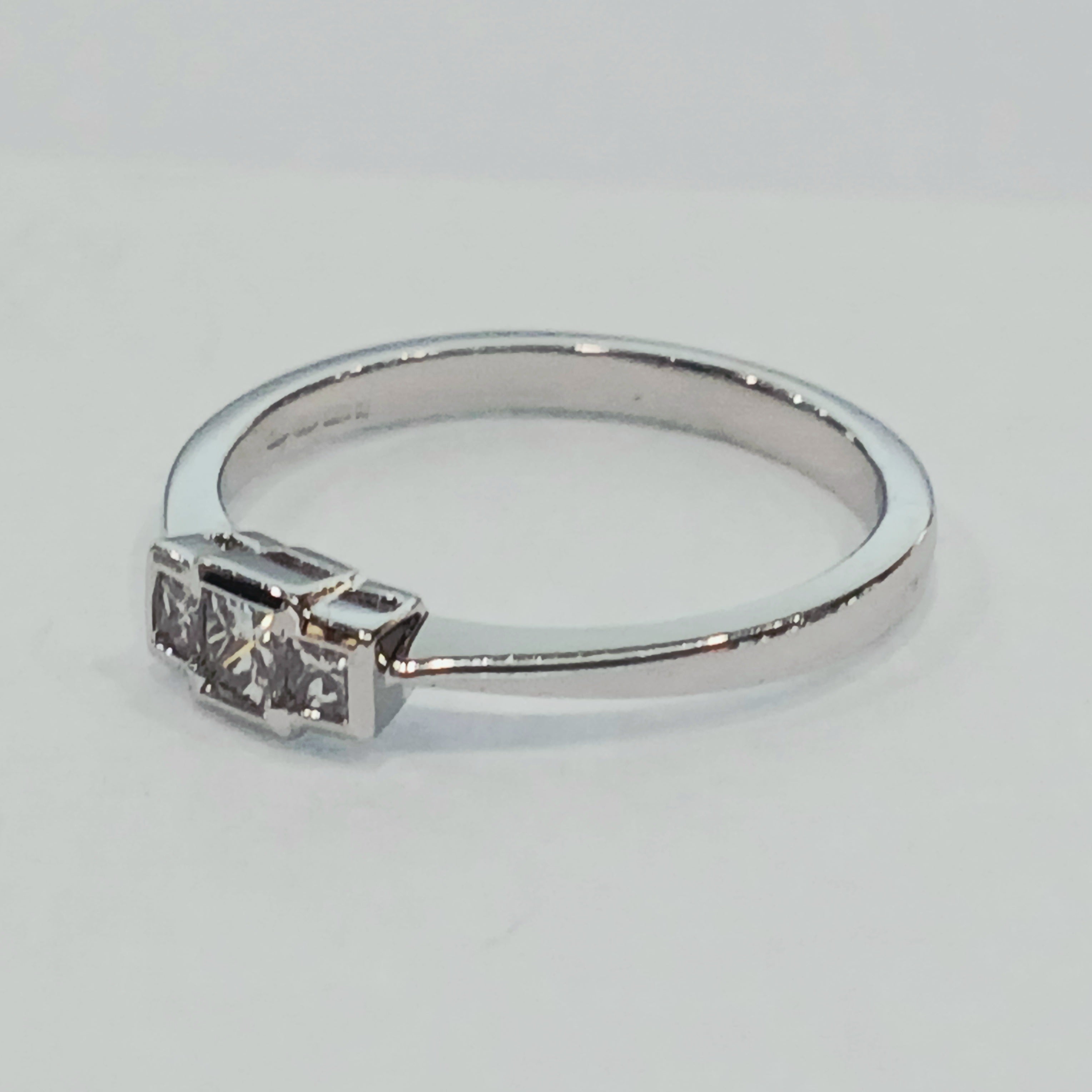18WG 3.1G 3 PRINCESS CUT DIAMOND TRILOGY RING P | PRE OWNED