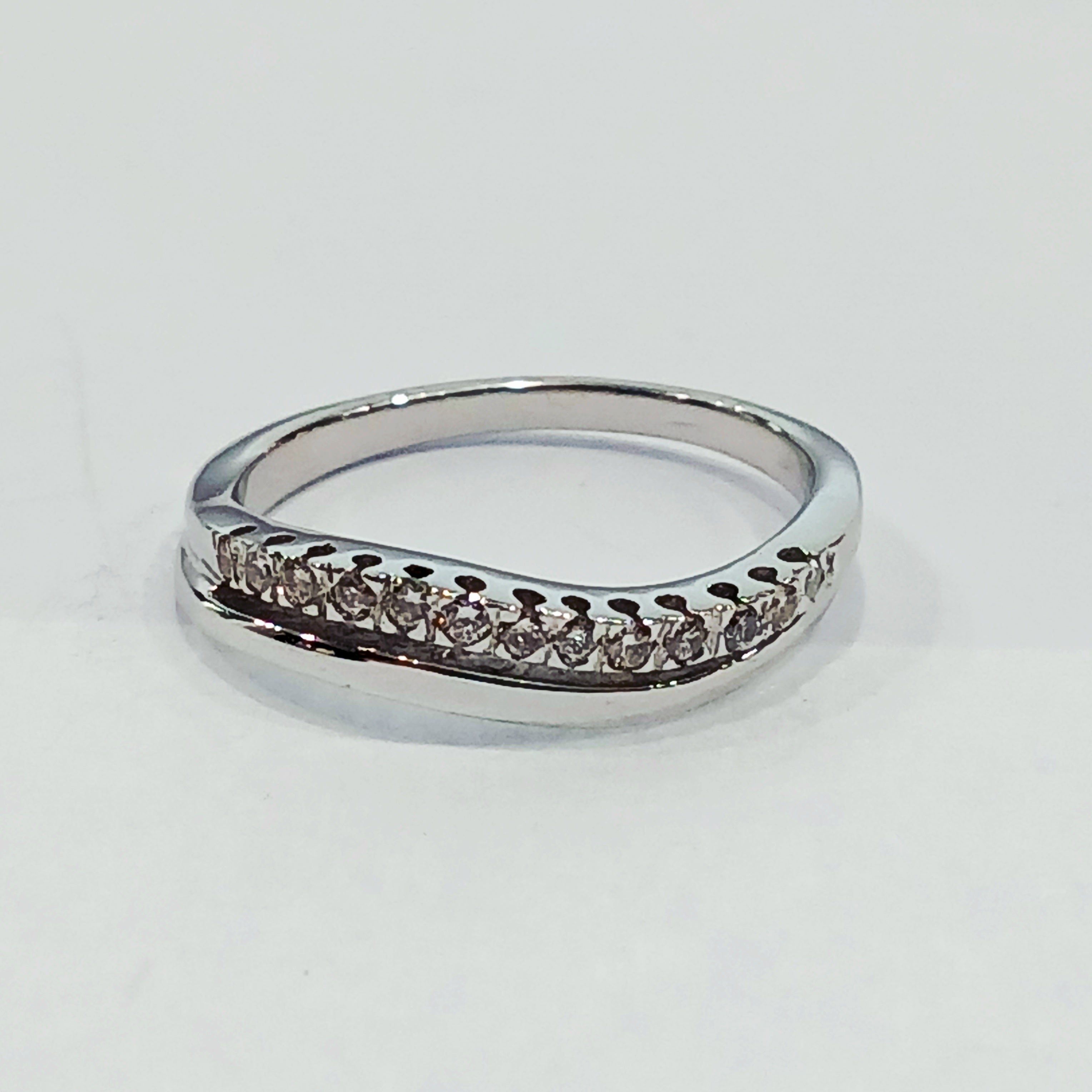 18WG 3.7G SHAPED 0.15CT DIAMOND HALF ETERNITY RING N | PRE OWNED
