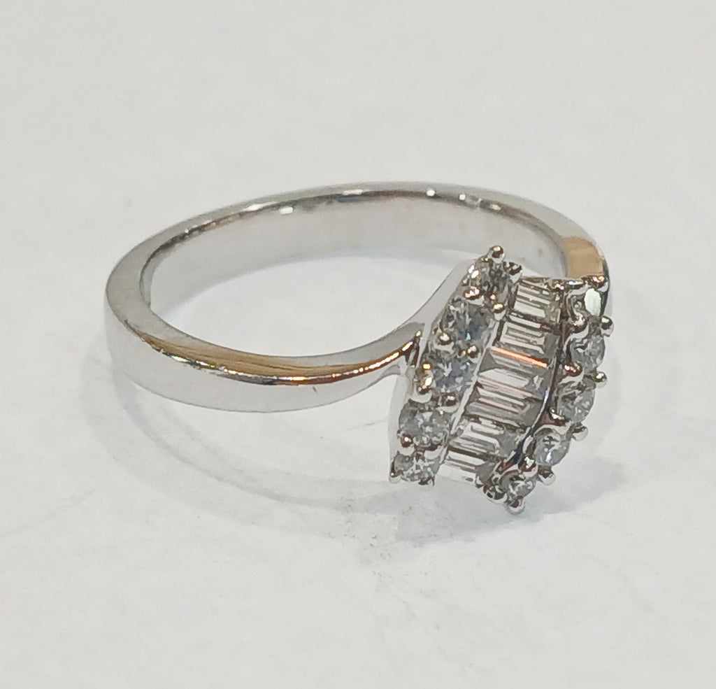 18WG 3.3G 0.37CT BAGUETTE & ROUND DIAMOND TWIST STYLE RING J | PRE OWNED