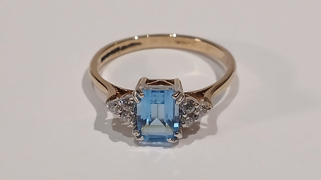 Ladies 9ct Rectangular Blue Topaz & Cz Ring