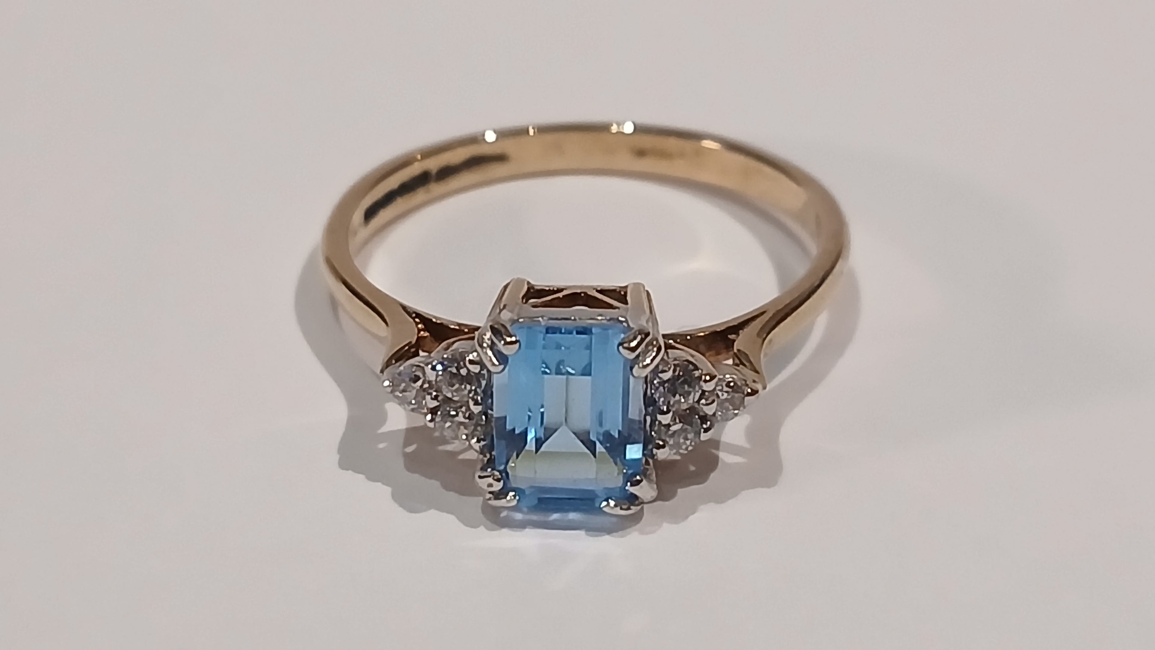 Ladies 9ct Rectangular Blue Topaz & Cz Ring