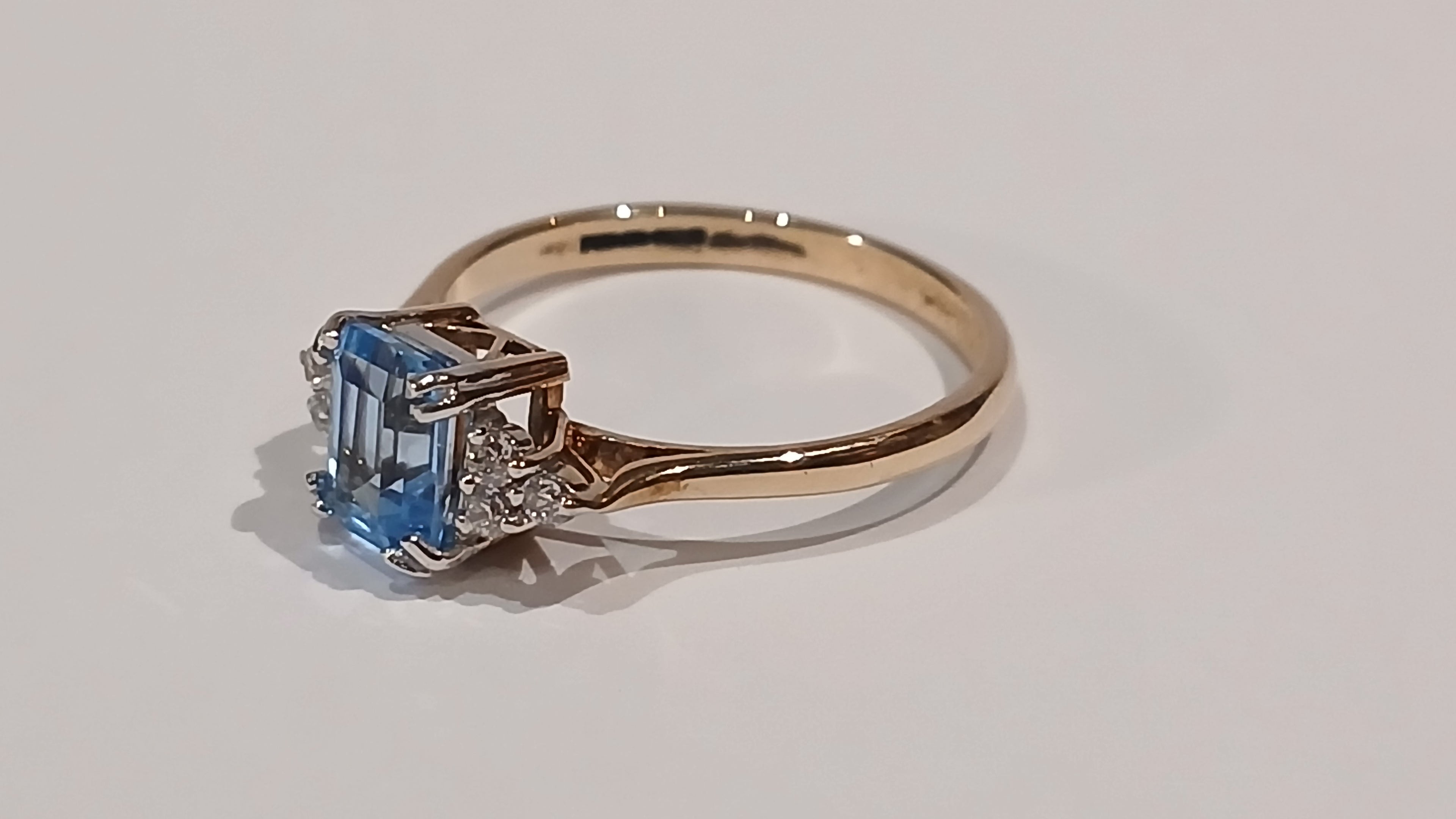 Ladies 9ct Rectangular Blue Topaz & Cz Ring