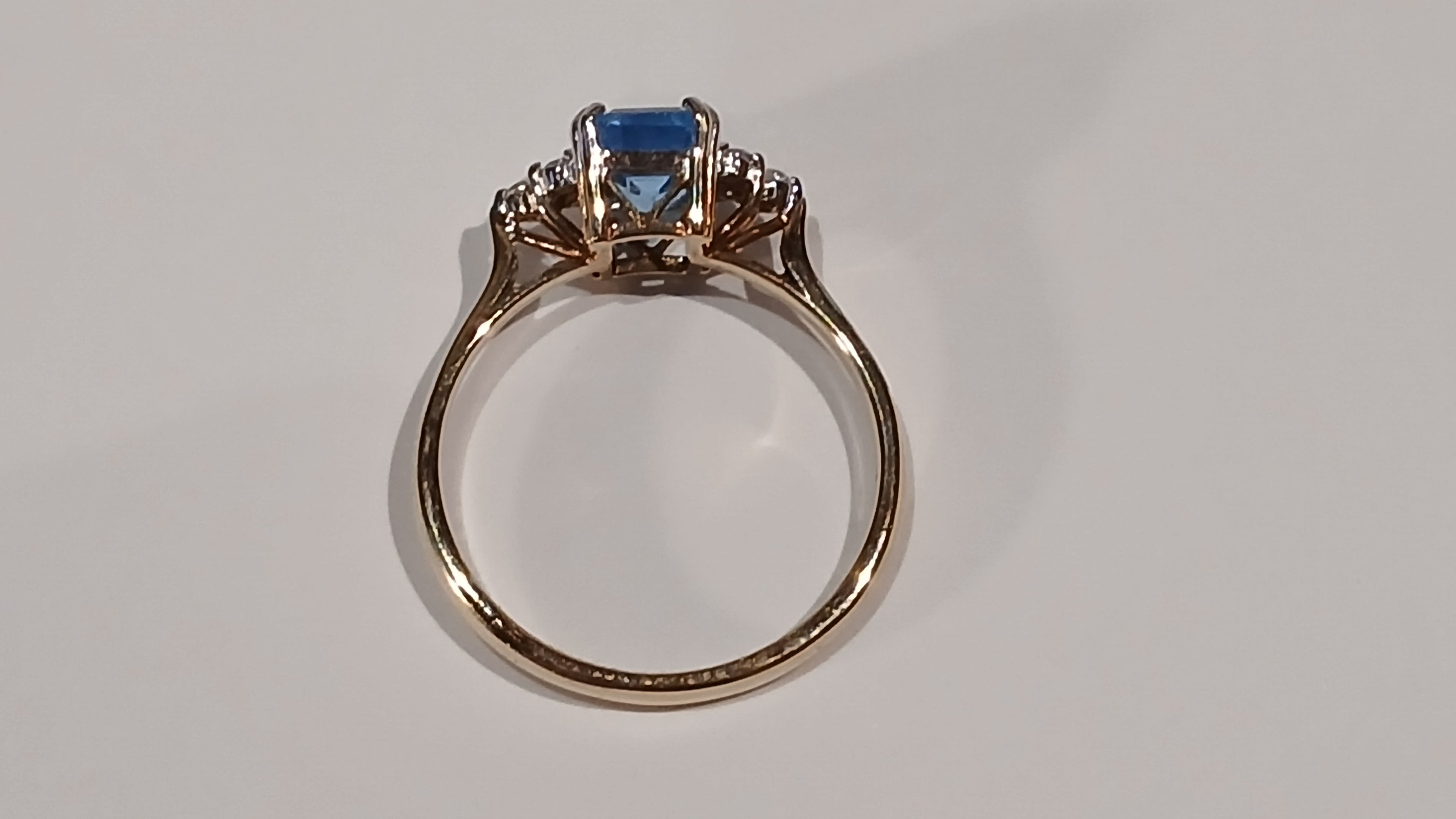 Ladies 9ct Rectangular Blue Topaz & Cz Ring