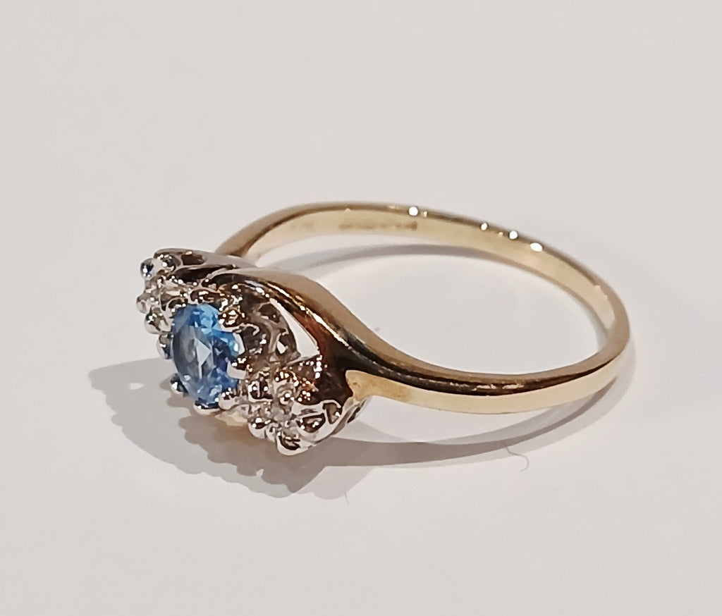 Ladies 9ct Yellow Gold Round Blue Topaz & 2 Diamond Ring