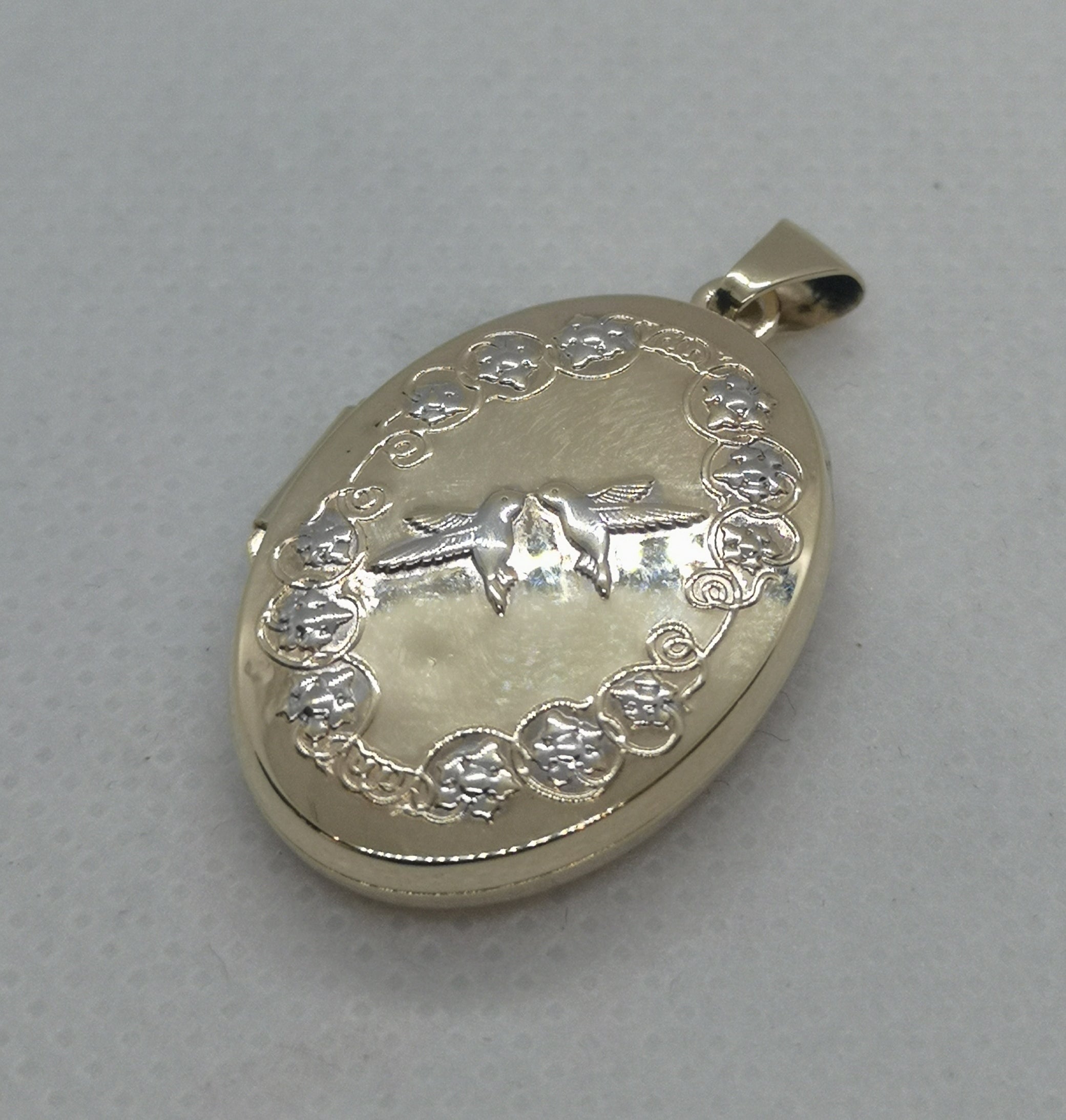 9YG 3.1G OVAL 2 BIRDS LOCKET - PRE OWNED