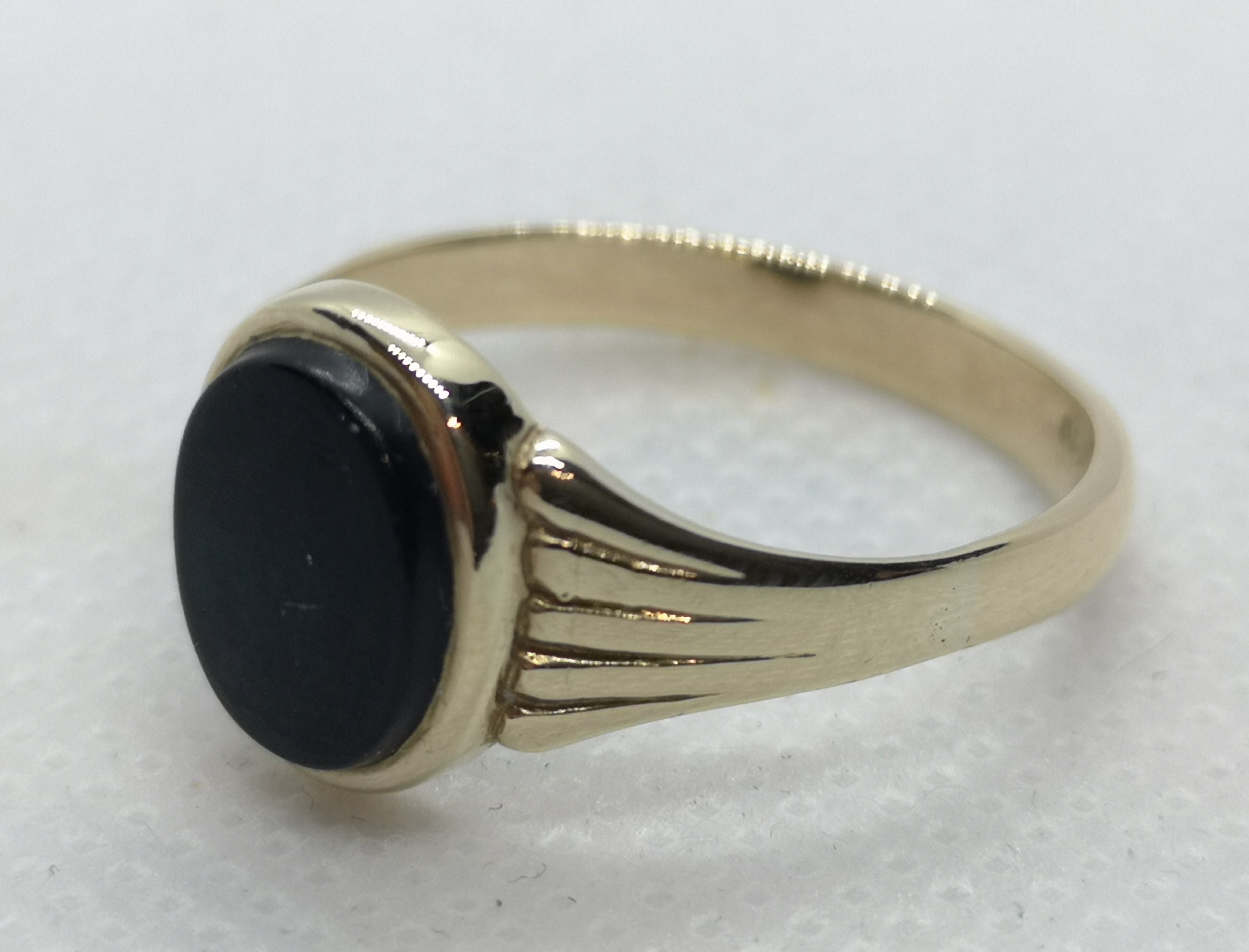 9YG 2.7G OVAL ONYX SIGNET RING T | PRE OWNED