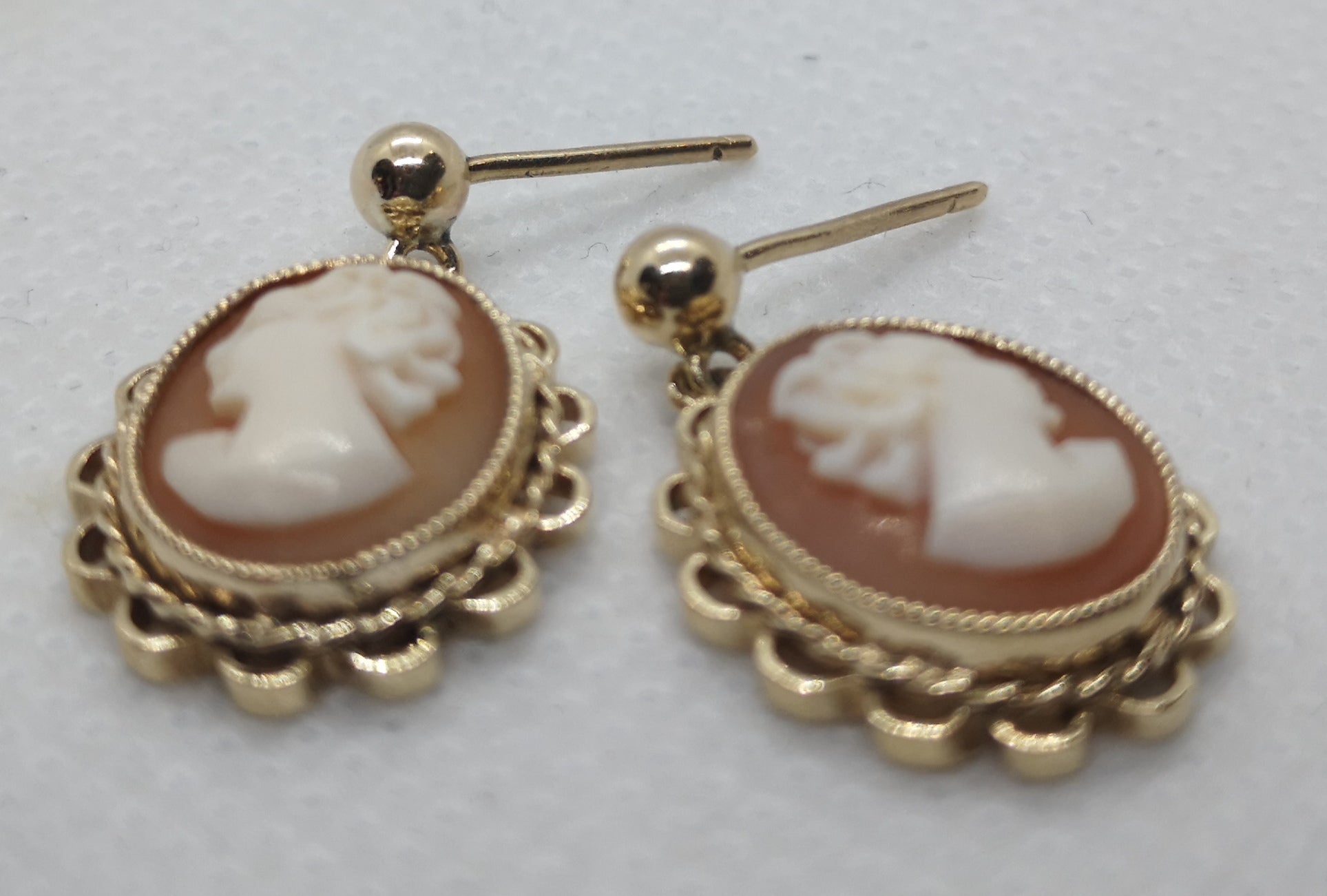 9YG 3.2G OVAL CAMEO DROP ERS | PRE OWNED