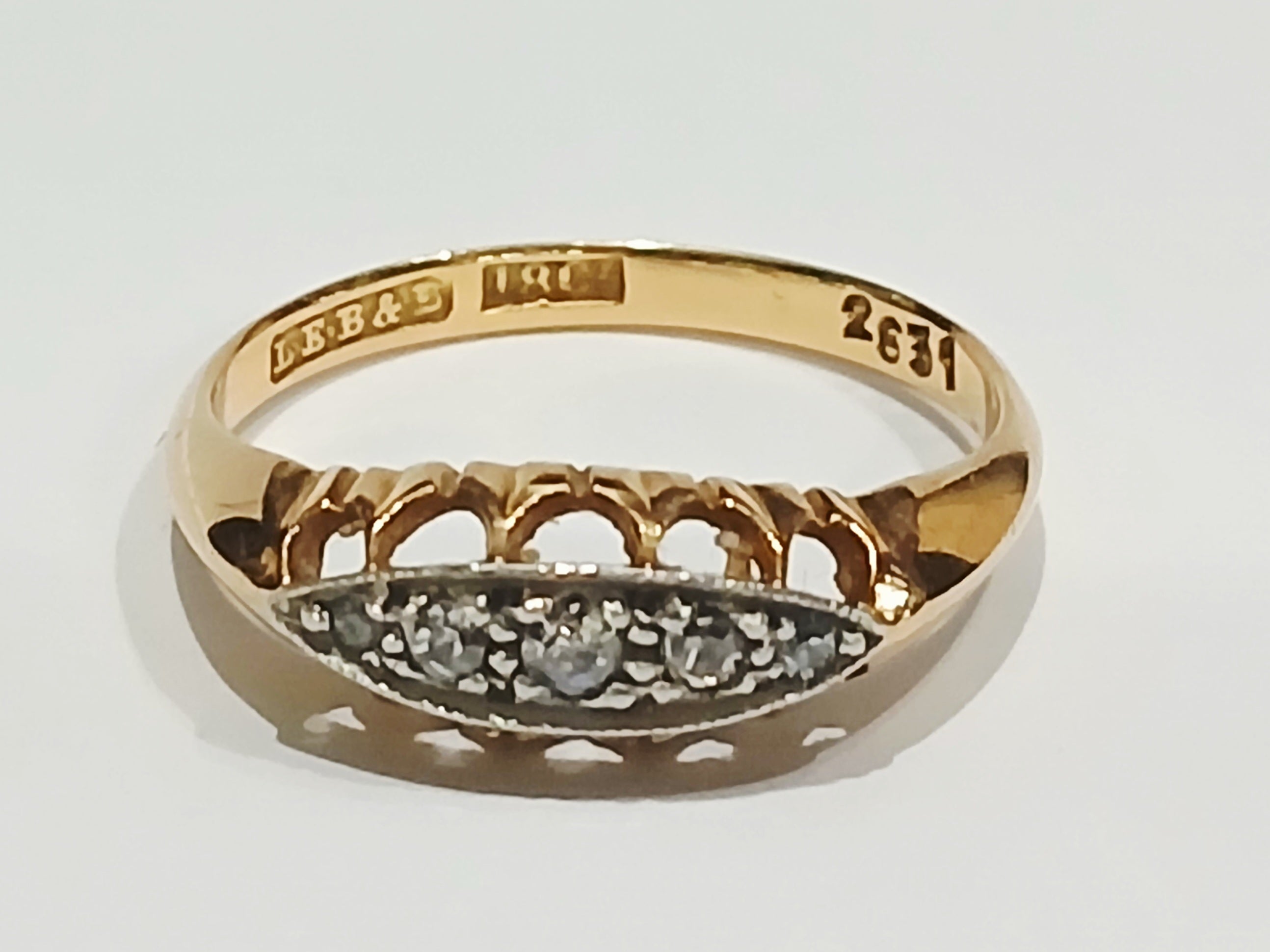 18YG 5 DIAMOND GRADUATED STONES BOAT SHAPE RING