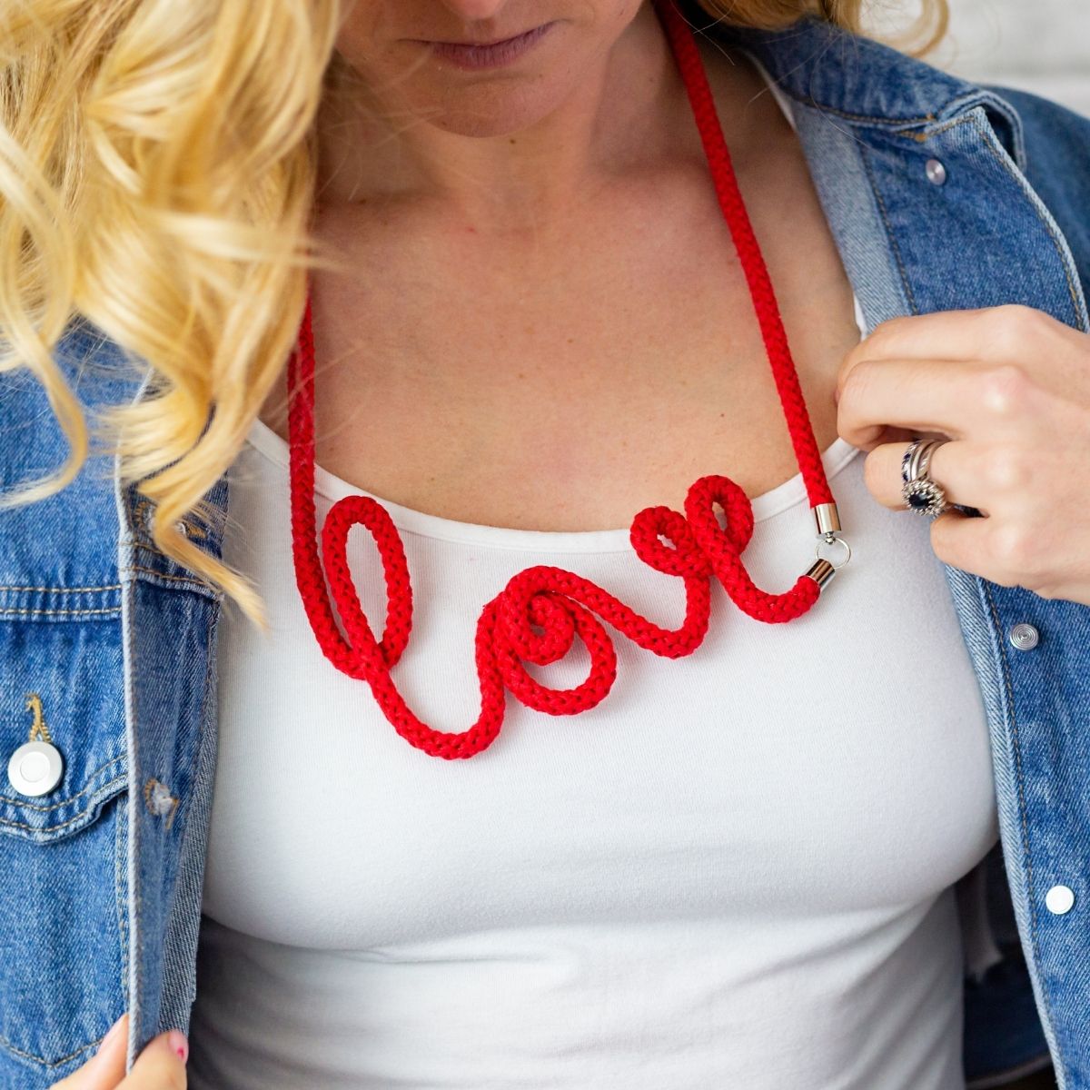 RED THE "LOVE" WORD NECKLET WITH MAGNET CLASP