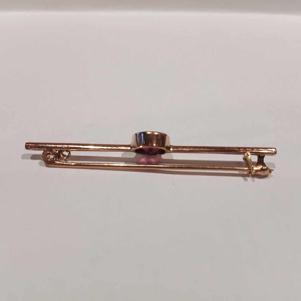 9CT ROSE GOLD 3.4G DEEP PINK RND RUB SET BAR BROOCH | PRE OWNED