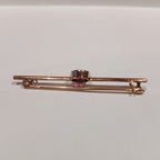 9CT ROSE GOLD 3.4G DEEP PINK RND RUB SET BAR BROOCH | PRE OWNED