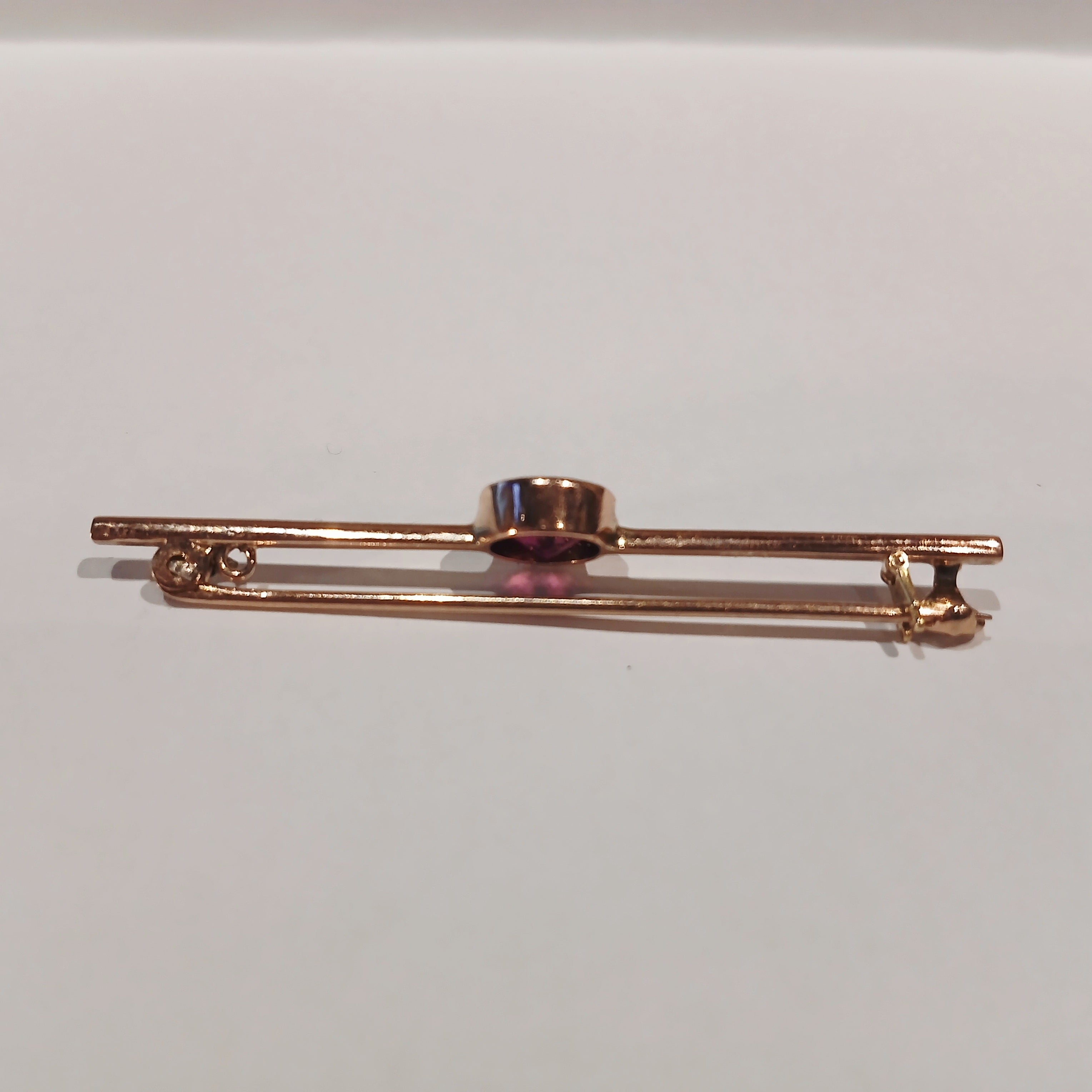 9CT ROSE GOLD 3.4G DEEP PINK RND RUB SET BAR BROOCH | PRE OWNED