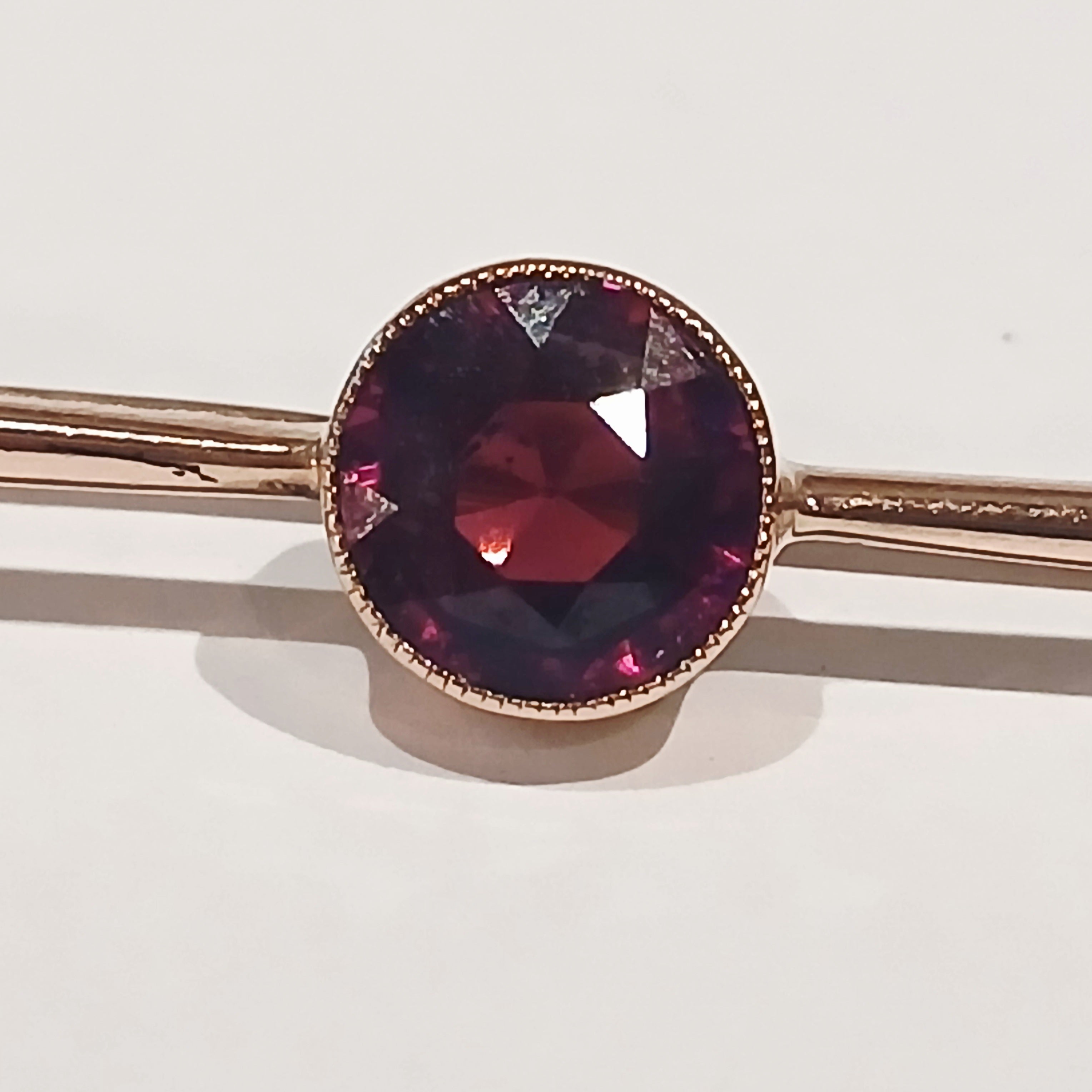 9CT ROSE GOLD 3.4G DEEP PINK RND RUB SET BAR BROOCH | PRE OWNED