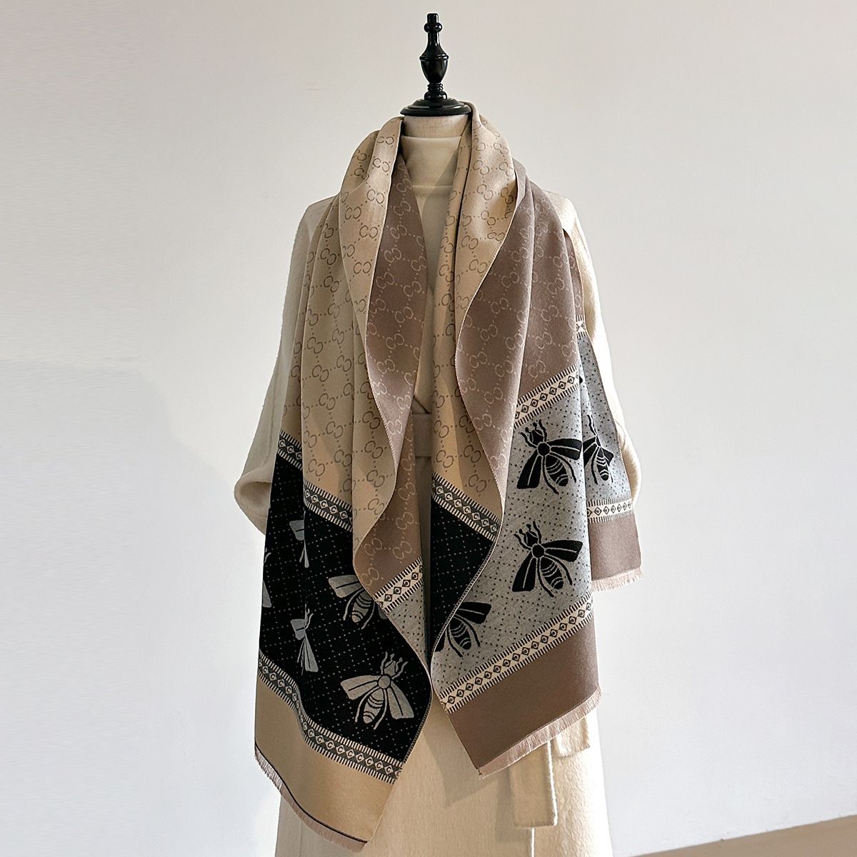 Elegant Retro Bee Print Winter Scarf in Brown