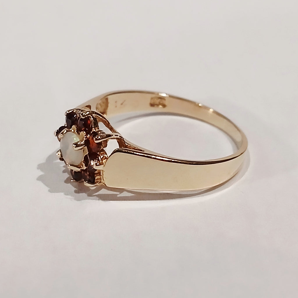 9YG 2.0G 8 GARNET & RND OPAL CLUSTER RING N | PRE OWNED