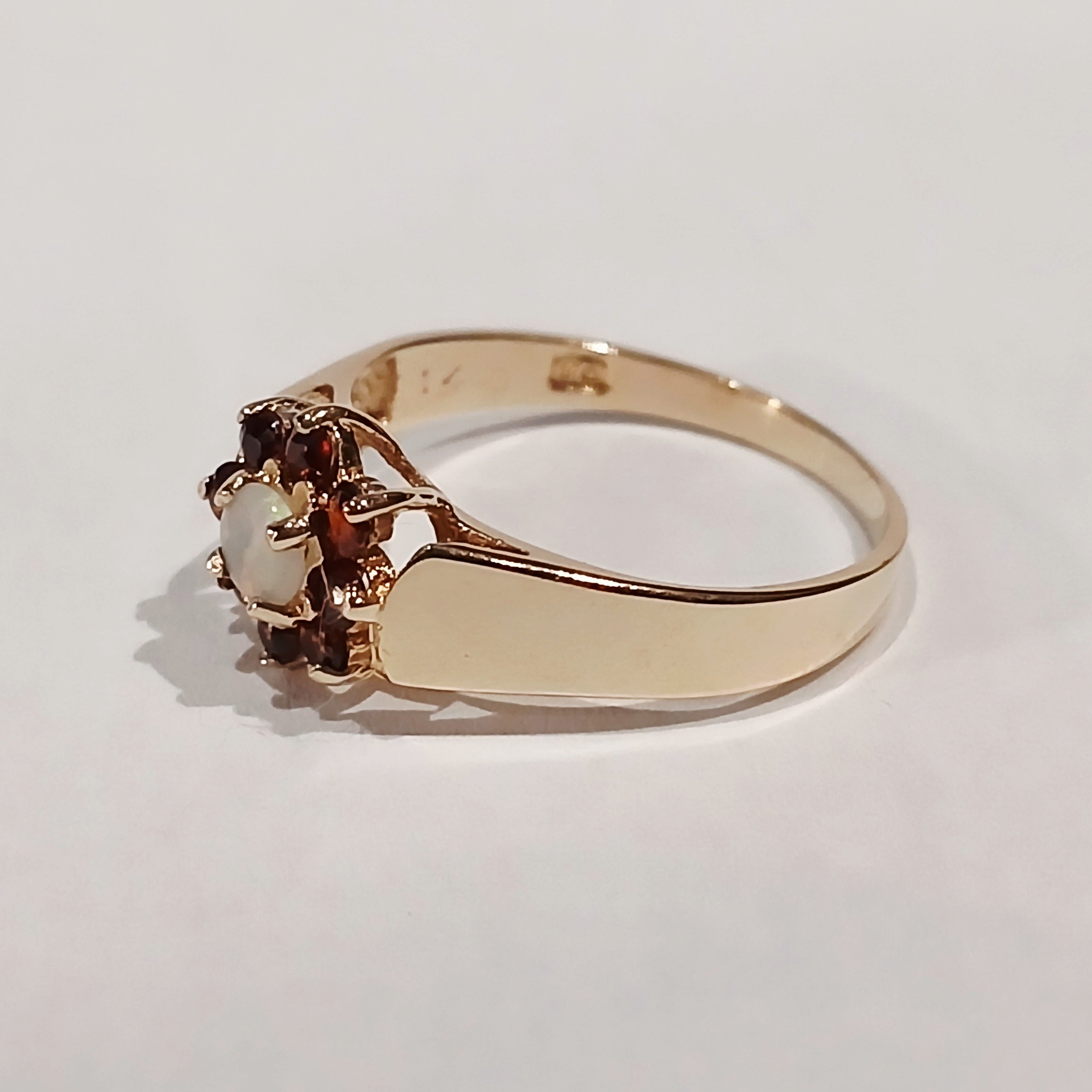 9YG 2.0G 8 GARNET & RND OPAL CLUSTER RING N | PRE OWNED