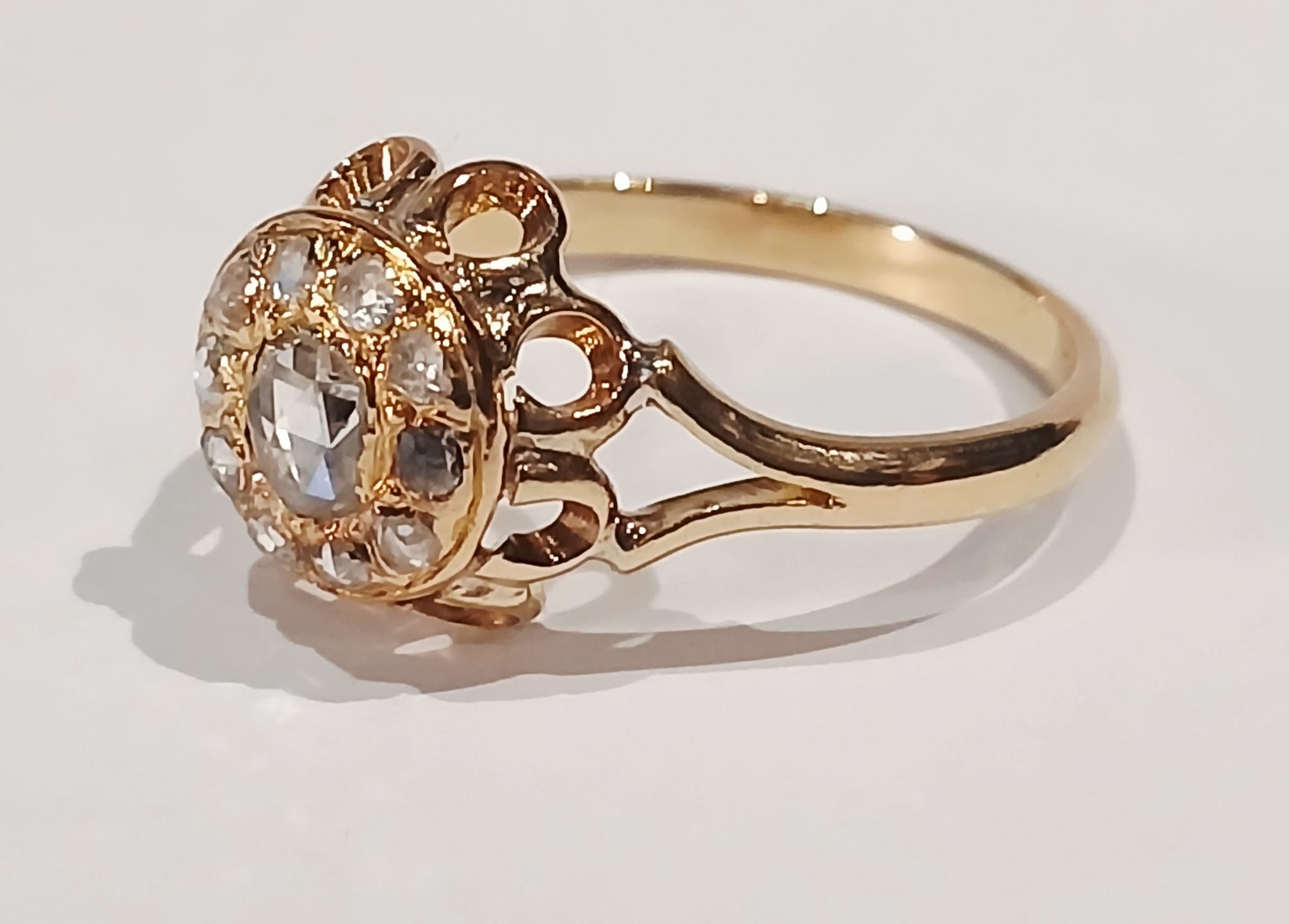 18ct YELLOW GOLD 11 ROSE CUT DIAMOND RND CLUSTER RING